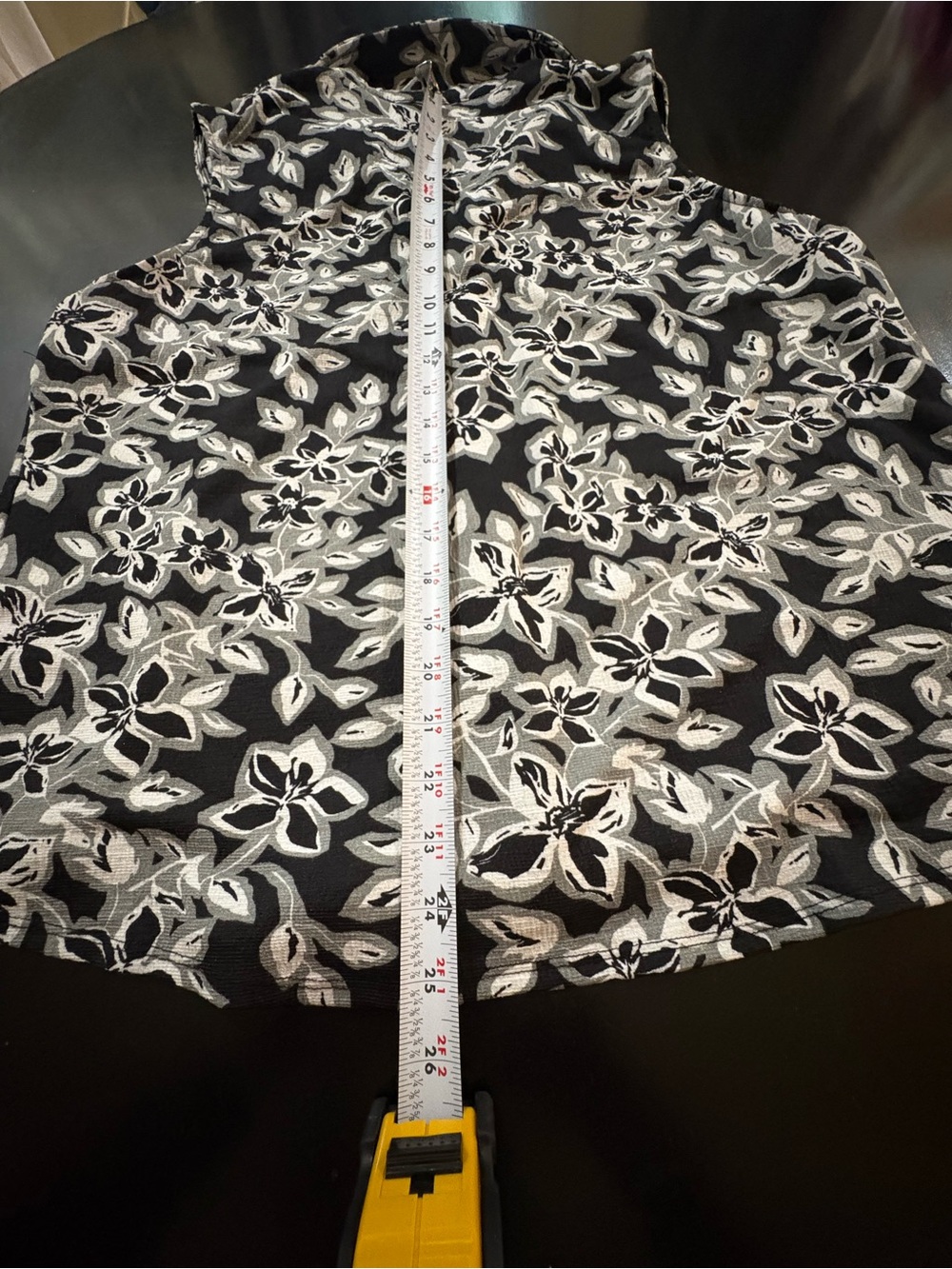 Cool Fred David Black & White Floral Collared Button-Front Tie-Hem Top - Picture 6 of 9
